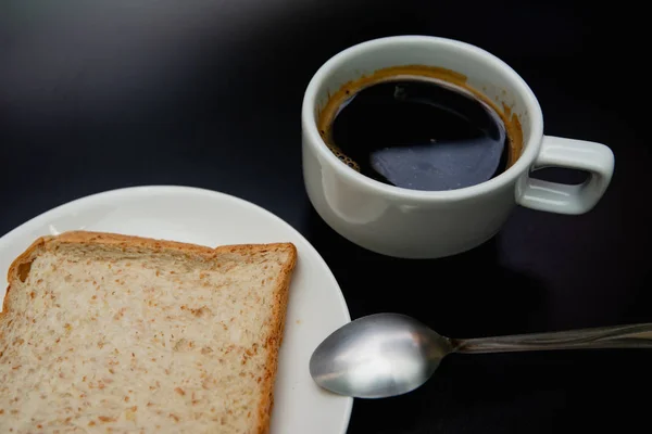 Café Caliente Pan Integral Sobre Fondo Negro —  Fotos de Stock