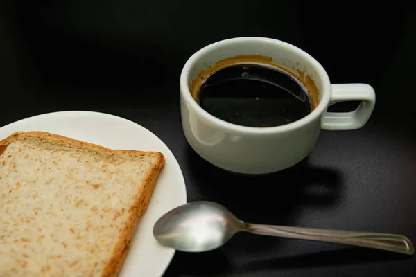 Café Caliente Pan Integral Sobre Fondo Negro —  Fotos de Stock