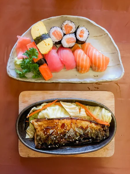 Schüssel Salat Mit Gemüse Katsudon Saba Fisch Teriyaki Sauce Sushi — Stockfoto