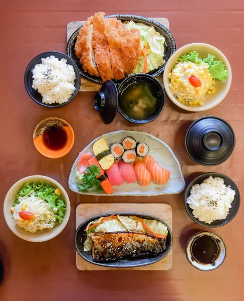 ボウル サラダ野菜 カツ丼 サバの魚の照り焼き 日本料理 日本食卓食品 — ストック写真