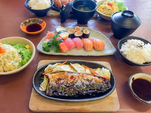 kase salata sebze, Katsudon, Saba ile balık teriyaki sosu, Suşi, Japonya gıda, Japonya tablo gıda