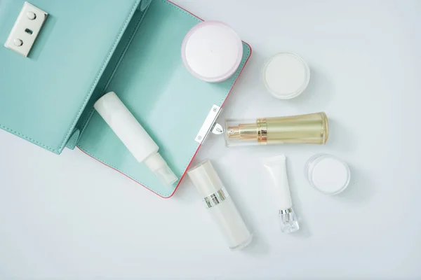 Kozmetik ürün ve kadın izole üzerinde beyaz, kozmetik ürün çanta