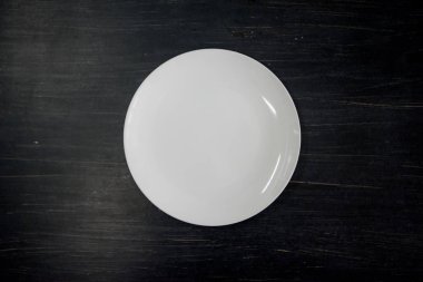 Ahşap zemin üzerinde boş tabak