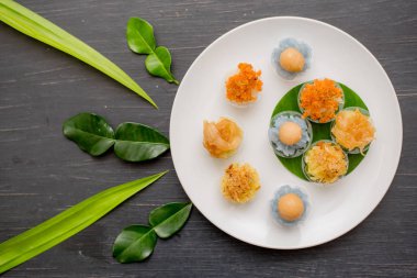 antik Tay tatlı, Tay tatlı tatlı ve siyah arka plan, ıslak zeminde madde meze, Tay tatlı, Tayland Gıda