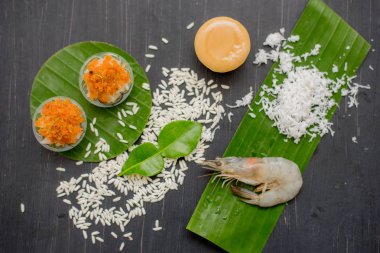 antik Tay tatlı, Tay tatlı tatlı ve siyah arka plan, ıslak zeminde madde meze, Tay tatlı, Tayland Gıda