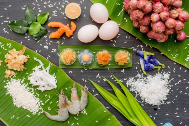 antik Tay tatlı, Tay tatlı tatlı ve siyah arka plan, ıslak zeminde madde meze, Tay tatlı, Tayland Gıda