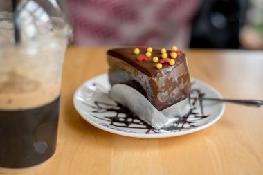 ahşap arka plan üzerinde kek ve kahve almak uzakta buz