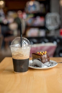 ahşap arka plan üzerinde kek ve kahve almak uzakta buz