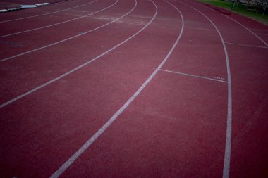 Geceleri kırmızı koşu parkuru