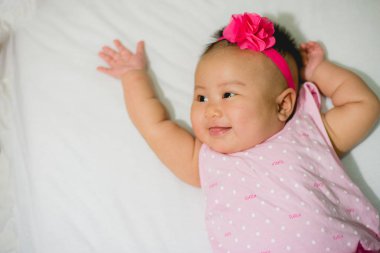 bebek beyaz bir çarşaf üzerinde