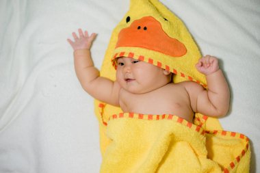 bebek beyaz bir çarşaf üzerinde