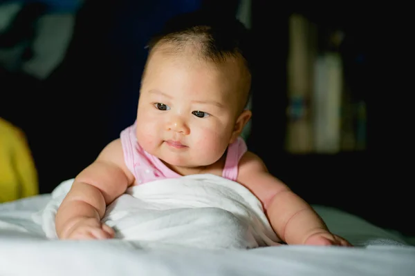 Μωρό Ένα Λευκό Σεντόνι — Φωτογραφία Αρχείου