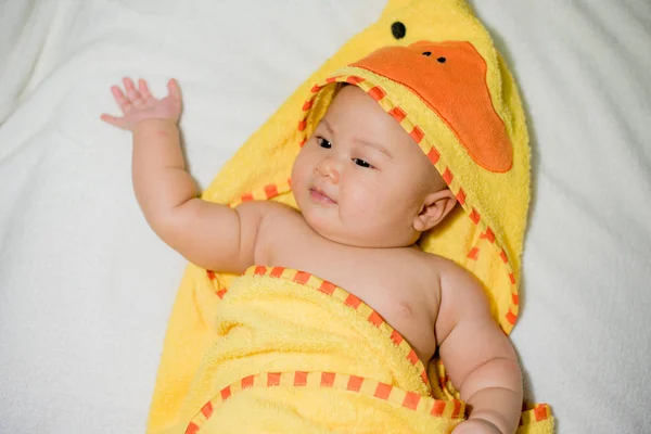 bebek beyaz bir çarşaf üzerinde