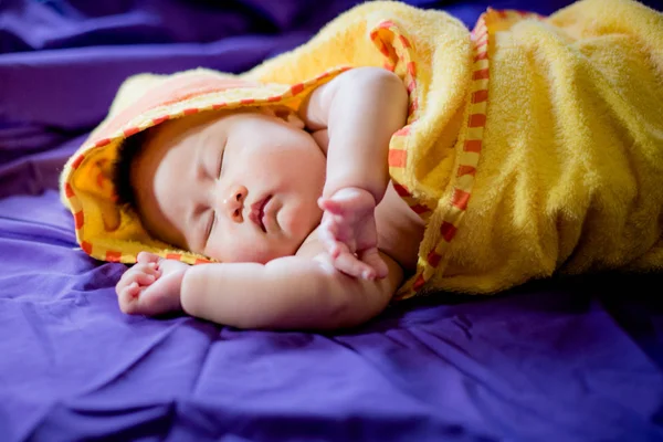 Μωρό Ένα Μπλε Κρεβάτι Φύλλο — Φωτογραφία Αρχείου