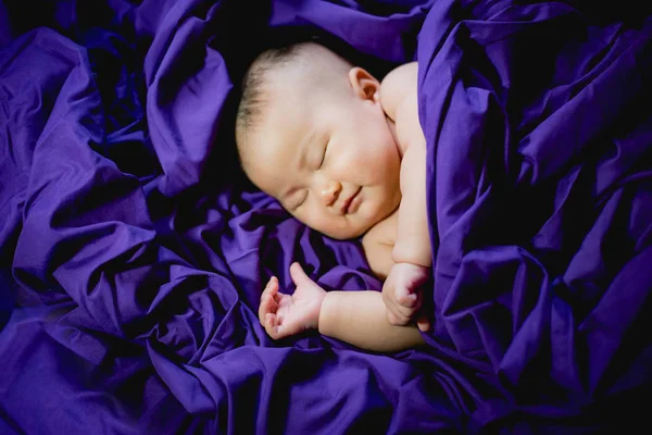 Μωρό Ένα Μπλε Κρεβάτι Φύλλο — Φωτογραφία Αρχείου