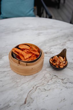 tatlı muz cips ve kızarmış kaju fıstığı