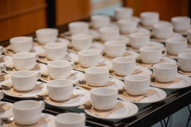 Self servis masasında birçok fincan kahve