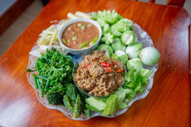 karides ezmesi sos ve haşlanmış sebze ile kızarmış uskumru (nam 