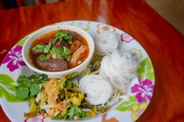 Baharatlı Domuz Soslu Tay Pirinç Erişte, Tay gıda