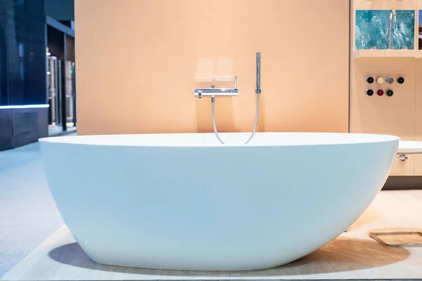 Keramická vana, luxusní interiér vany v koupelně — Stock fotografie