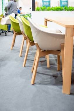 kütüphanede modern tasarım koltuğu