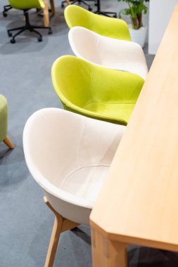 kütüphanede modern tasarım koltuğu