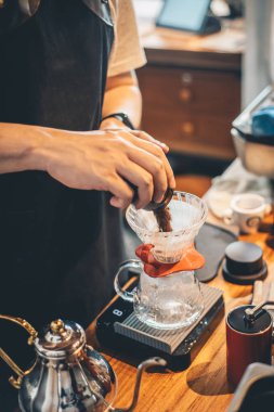 Barista kahve dükkanında damla kahve yapma, barista cafe yapma c