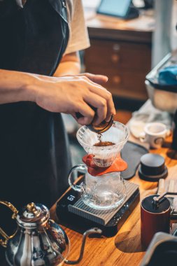 Barista kahve dükkanında damla kahve yapma, barista cafe yapma c