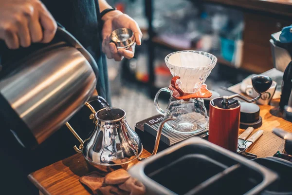 Barista kahve dükkanında damla kahve yapma, barista cafe yapma c