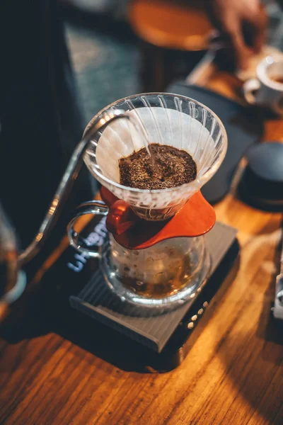 Barista kahve dükkanında damla kahve yapma, barista cafe yapma c