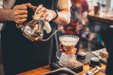 Barista kahve dükkanında damla kahve yapma, barista cafe yapma c