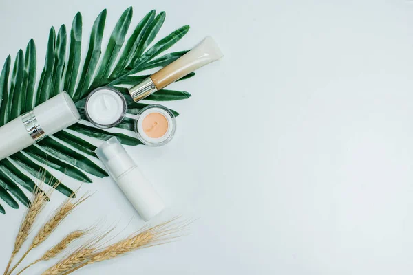 kozmetik ürün ve saf doğal beyaz, kozmetik pr izole