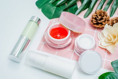 kozmetik ürün ve saf doğal beyaz, kozmetik pr izole
