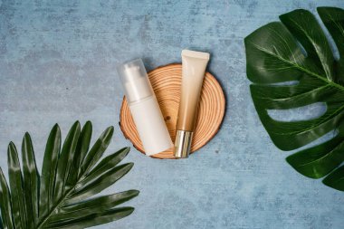 konser arka plan üzerinde kozmetik ürün ve tropikal yaprakları, cosm