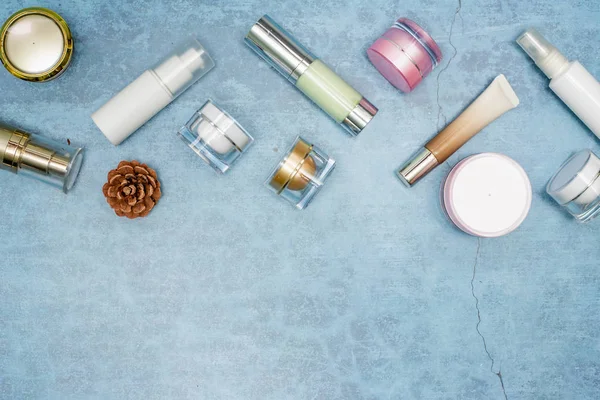 konser arka plan üzerinde kozmetik ürün ve tropikal yaprakları, cosm