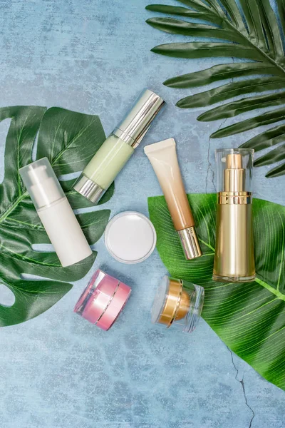 konser arka planda kozmetik ürün ve tropikal yaprakları
