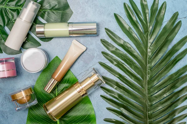 konser arka planda kozmetik ürün ve tropikal yaprakları