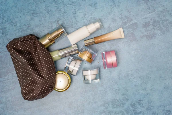 konser arka plan üzerinde kozmetik ürün ve kadın çantası, kozmetik p