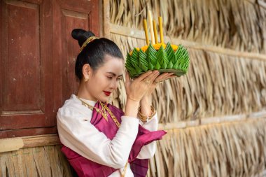 Güzel bir kadın yüzen sepet ya da kratong tutar, Tayland 'da loy kratong festivali