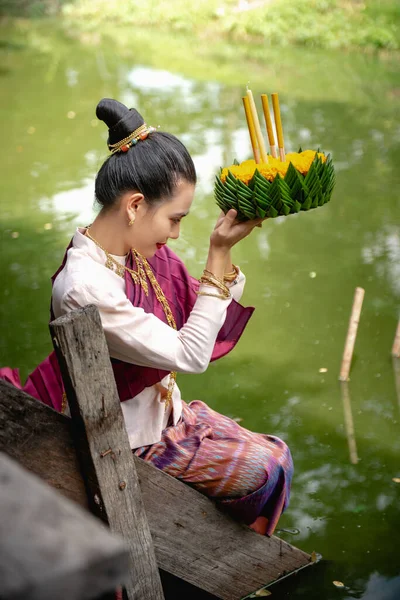 Güzel bir kadın yüzen sepet ya da kratong tutar, Tayland 'da loy kratong festivali