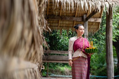 Güzel bir kadın yüzen sepet ya da kratong tutar, Tayland 'da loy kratong festivali