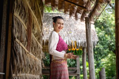 Güzel bir kadın yüzen sepet ya da kratong tutar, Tayland 'da loy kratong festivali
