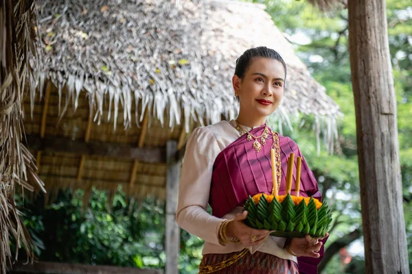 Vacker kvinna ware Traditionella thailändska klänningar hålla flytande bask — Stockfoto