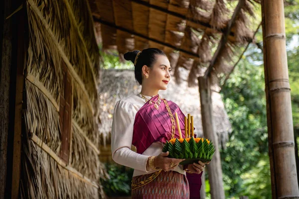 Vacker kvinna håller flytande korg eller kratong, loy kratong festival i Thailand — Stockfoto