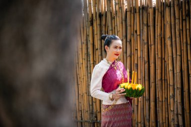 Güzel bir kadın yüzen sepet ya da kratong tutar, Tayland 'da loy kratong festivali