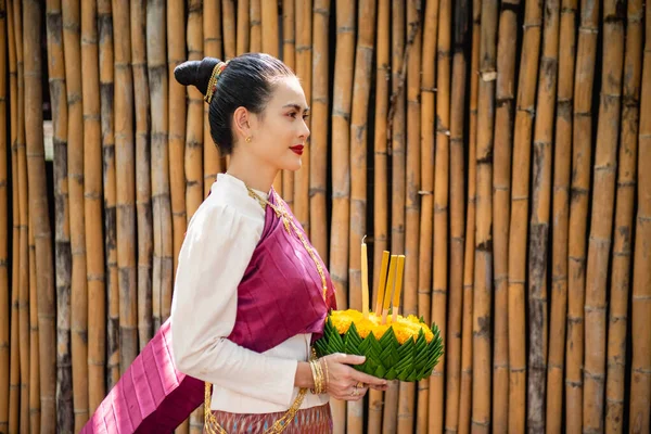 Vacker kvinna ware Traditionella thailändska klänningar hålla flytande bask — Stockfoto