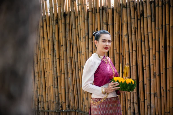 Bella donna tenere cesto galleggiante o kratong, loy festival kratong in Thailandia — Foto Stock