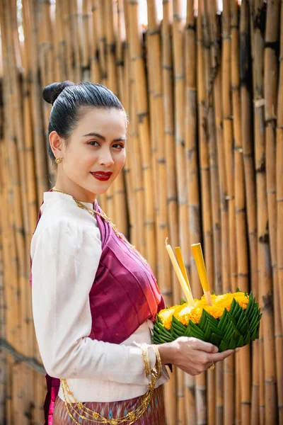 Vacker kvinna håller flytande korg eller kratong, loy kratong festival i Thailand — Stockfoto
