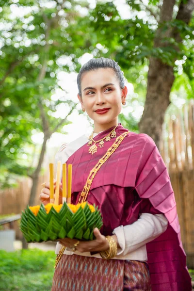 Vacker kvinna håller flytande korg eller kratong, loy kratong festival i Thailand — Stockfoto