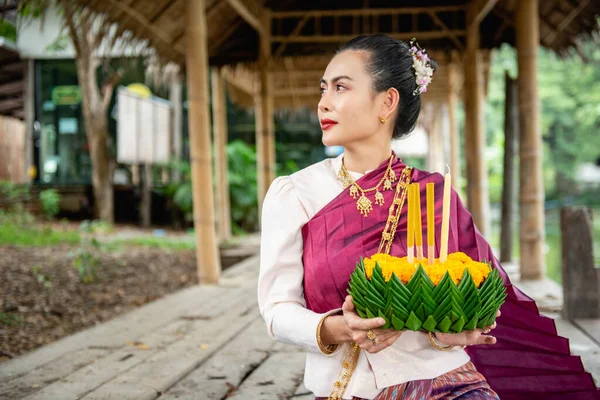 Vacker kvinna håller flytande korg eller kratong, loy kratong festival i Thailand — Stockfoto